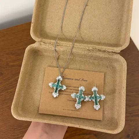 Smaragd Strass Kreuz Anhänger Halskette Und Passende Ohrstecker Set Legierung Mode Schmuck Geschenk Für Frauen