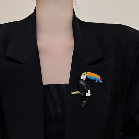 Vintage Alloy Enamel Parrot Brooch personalized Animal Shape Lapel Pin For Women Colorful Jewelry European Style Toucan Ring Accessory
