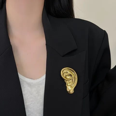 Unregelmäßige Metall Ohr Brosche Persönlichkeit Anatomische Surrealistische Anzug Nadel Für Damen Gold Silber Plattiert Modeschmuck