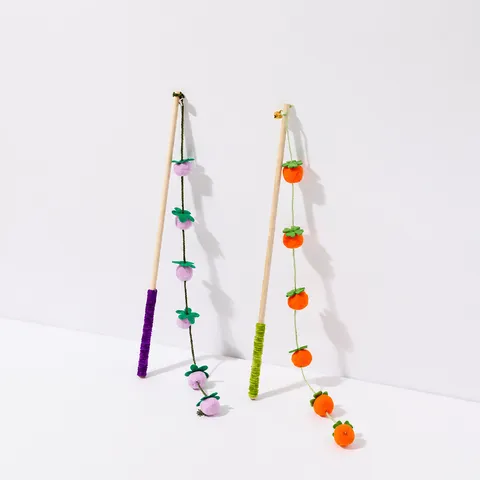 Juguete Varita para Gatos Palo Largo de Madera Interactivo Con Campana Y Lindos Colgantes de Fruta de Fieltro Juguete para Gatos