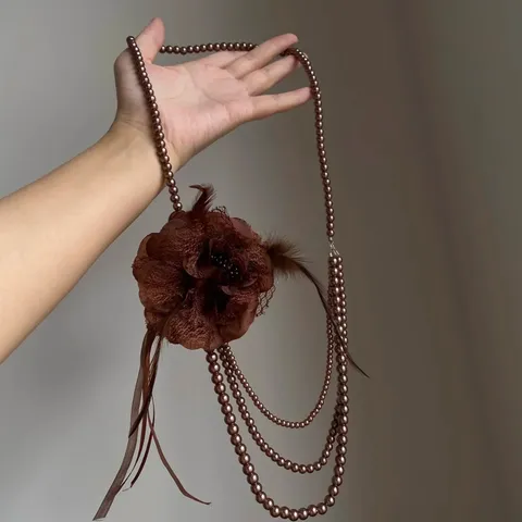 Collier Vintage en Perles Artificielles Fleur en Dentelle pour Femme Multi-rangs Style Gothique avec Plume et Gland