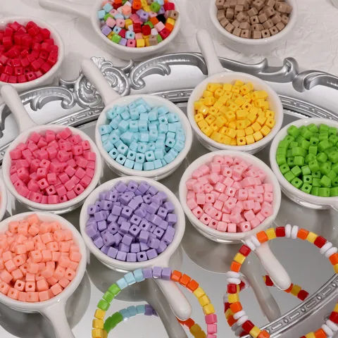 Perles Cubiques en Acrylique Couleur Unie Carré Trou Droit Perles en Vrac pour Bricolage Bracelet Porte-Clés Bijoux Accessoires