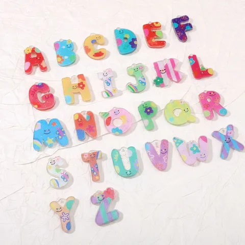 Veelkleurige Acryl Bedrukte Engelse Alfabet Letter Hangers Bedeltjes Met Cartoon Lachend Gezicht Bloem Voor DIY Sieraden Maken