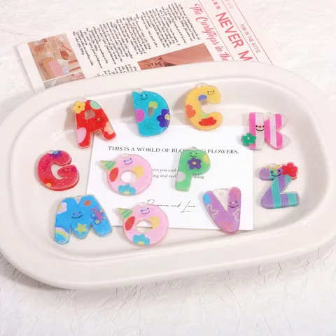 Veelkleurige Acryl Bedrukte Engelse Alfabet Letter Hangers Bedeltjes Met Cartoon Lachend Gezicht Bloem Voor DIY Sieraden Maken