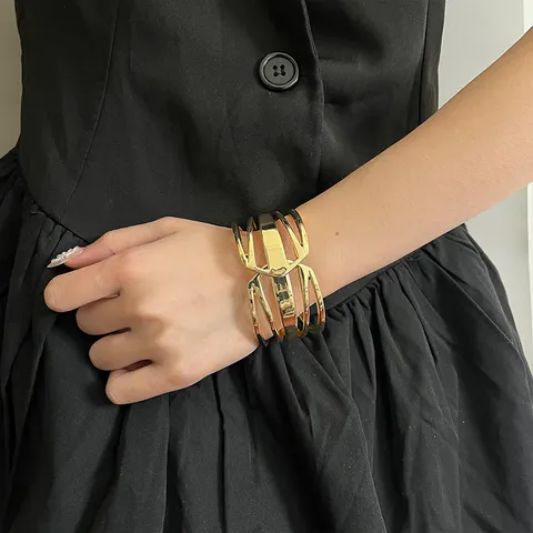 Brazalete Rígido Esagerato di Lega Geometrica Traforata per Donna Bracciale Aperto Multistrato a Filo Incrociato Gioielli alla Moda Strada