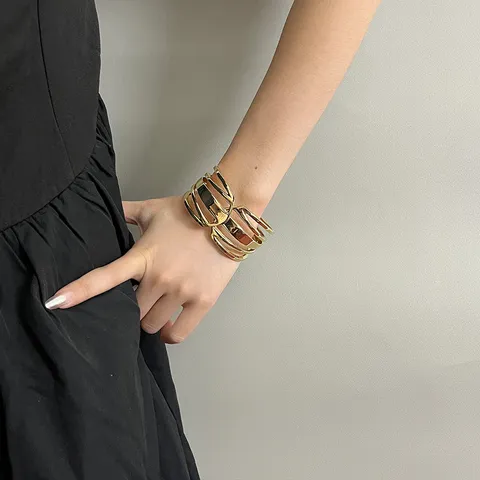 Brazalete Rígido Esagerato di Lega Geometrica Traforata per Donna Bracciale Aperto Multistrato a Filo Incrociato Gioielli alla Moda Strada