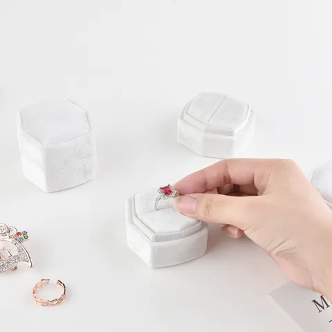 Boîte à Bijoux pour Bagues Hexagonale Arrondie Petite en Velours Boîte de Présentation de Rangement d'Anneau Portable Minimaliste Pour Cadeau de Mariage Femme