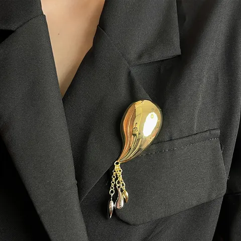 French Vintage Smooth Streamlined Chili Tassel Pendant Brooch Light Luxury Suit Accessory Fashion Jewelry For Women
