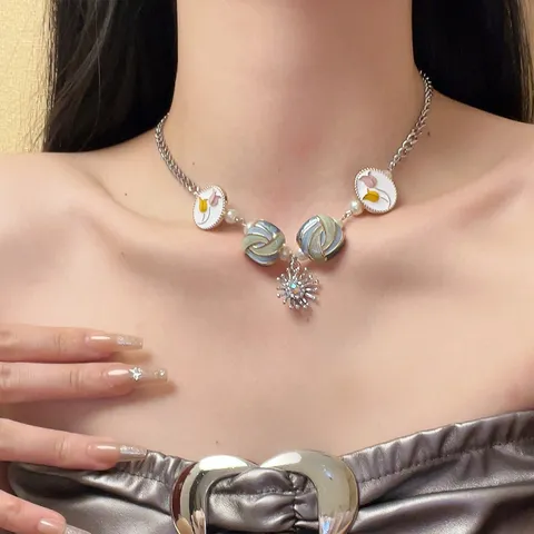 Niche Ontwerp Legering Emaille Knop Choker Ketting Voor Vrouwen Zoet Meerkleurig Kunstparel Strass Zon Hanger Sleutelbeenderting Sieraden Cadeau