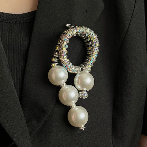 Luxurious Irregular Spiral Rhinestone Brooch Pin For Women Elegant Artificial Pearl Drop Brooch Black Silver Gold Plated Alloy Brooch Pin Jewelry