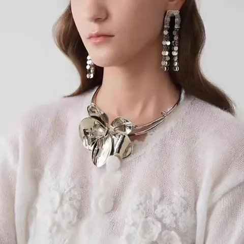 Übertriebene Metall Blume Choker Kette Legierung Floral Statement Drehmoment Halsband Party Mode Schmuck Für Damen