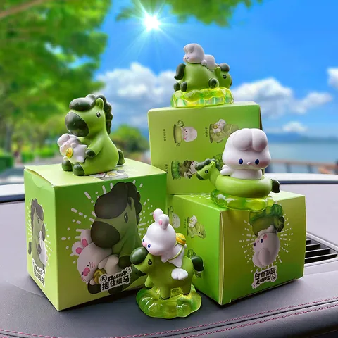 Cartoon Hase Hält Grünes Pferd Harz Statue Auto Ornament Desktop Trendy Spielzeug Figur Geschenk Auto Innendekoration