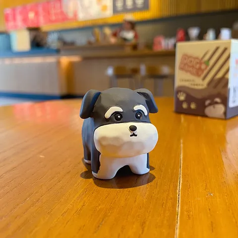 Figurine de Chien en Résine Dessin Animé Style Sculpture sur Bois Ornement Chiot Statue d'Animal Mignonne pour Décoration Intérieure Maison Bureau Voiture