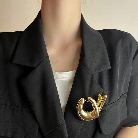 Minimalist Alloy OK Hand Gesture Brooch For Women Gold Silver Electroplated High-End Niche Suit Lapel Pin Fashion Clothing Accessories