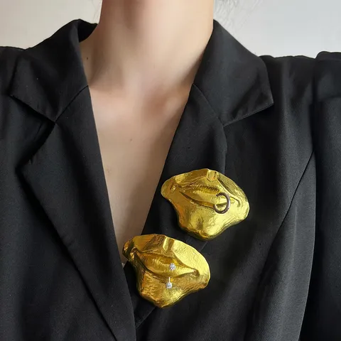 Abstract 3D Lip Brooch Vintage Gold Color Alloy Rhinestone Lip Ring Pin Brooch For Men Women Suit Jacket Accessories Personalized Jewelry Gift