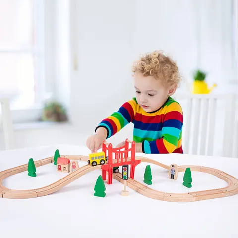 Ensemble de Rails de Train en Bois Jouet de Construction Éducatif Avec Petit Train Pont Arbres Figurines Pour Enfants Garçons et Filles