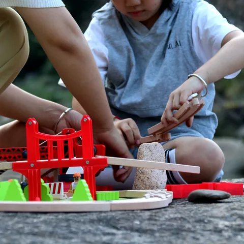 Niños Pista de Madera Tren Eléctrico Juguete Conjunto Vehículos de Ingeniería Urbana Bloques de Construcción Regalo de Juguete Educativo