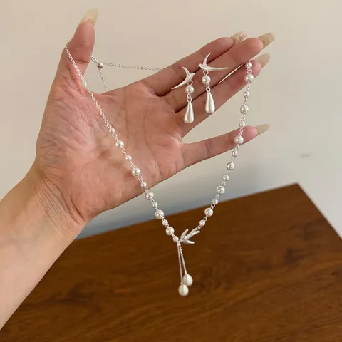 Collar Con Colgante de Borla de Pájaro Volador Plata Mate de Lujo para Mujer Diseño de Nicho Único Cadena para Suéter Perlada Pendientes de Aleación Perla Artificial