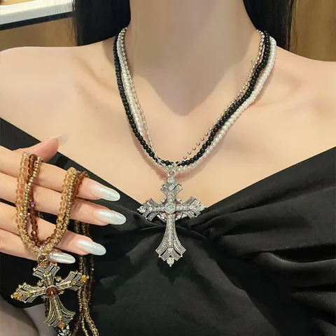Collier Pendentif Croix Gothique Doux et Cool pour Femmes Chaîne Multicouche de Perles Artificielles Rétro Strass Collier de Clavicule Bijoux Cadeau