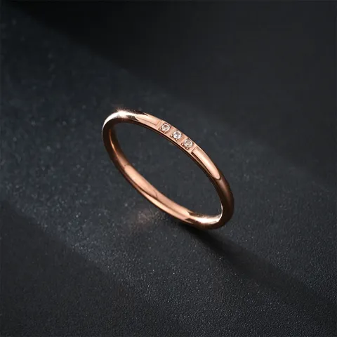 Bague Minimaliste en Acier Titane pour Femmes Plaquée Or 18K Avec Strass Incrusté Anneau Mince Bijoux Mode Élégants
