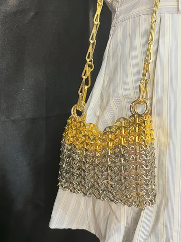 Borsa a Tracolla Intrecciata Metallica da Donna Bicolore Oro e Argento con Tracolla a Catena Borsetta alla Moda