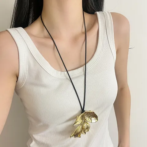 Minimalistische Metallblume Anhänger Halskette Für Damen Lange Kunstlederseil Pulloverkette Legierung Floral Statement Schmuck Zubehör
