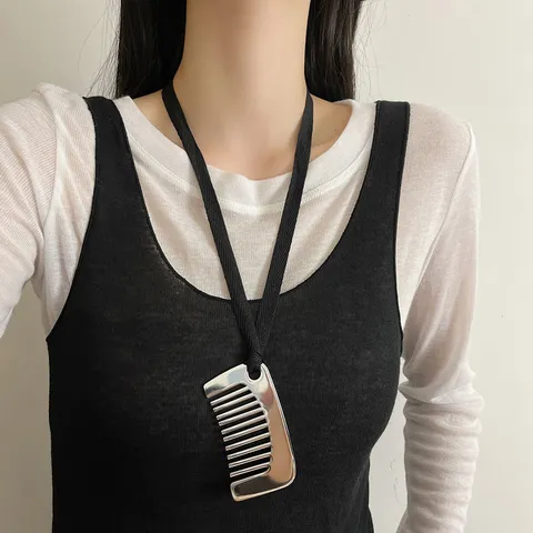 Trendige Legierung Kamm Anhänger Halskette Für Damen Schwarz Samtseil Lederkordel Pulloverkette Minimalistischer Retro Mode Schmuck