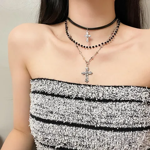 Collana Girocollo Multistrato in Pelle Gothic Dark Punk Ciondolo a Croce in Lega Argento Vintage Collana con Perline di Perle Artificiali Nere Gioielli Donna
