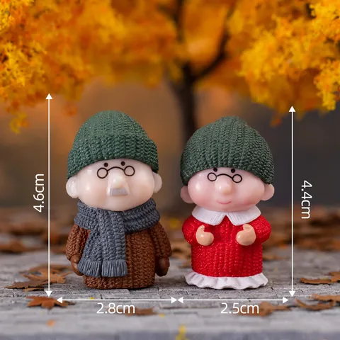 Miniature Resin Elderly Couple Figurine Desktop Ornament Cute Cartoon Winter Sweater Grandparents Statues Home Decor