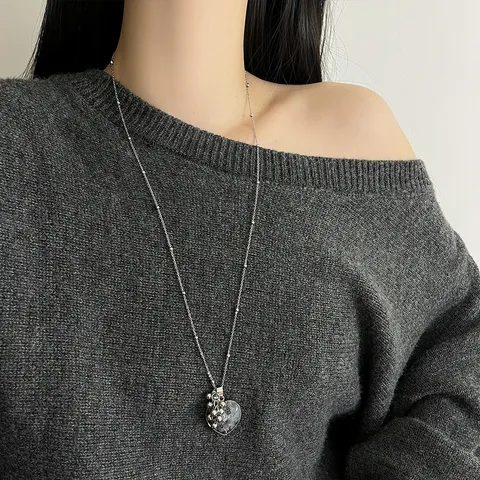 Niche Fashion Alloy Natural Stone Heart Pendant Necklace Long Chain Grape Cluster Sweaters Chain Minimalist Jewelry Gift For Women