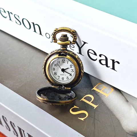 Vintage Hollow Carved Chinese Zodiac Pocket Watch Retro Bronze Quartz Pocket Watches With Chain Holiday Gifts