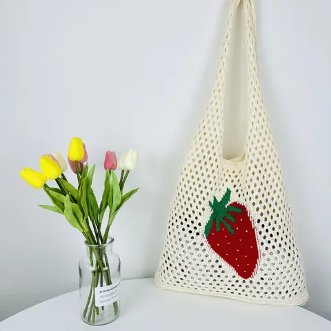 Lässige Polyester Gewebt Hohl Ausgeschnitten Schulter-Tote-Bag Mit Erdbeermuster Süße Gestrickte Strandurlaub Einkaufstasche Für Damen
