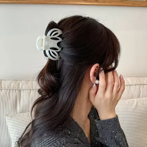 Minimalist Plastic Hollow Pumpkin Hair Claw Clip For Women Large Shark Clip Matte Finish Hair Accessory For Daily Hairstyle