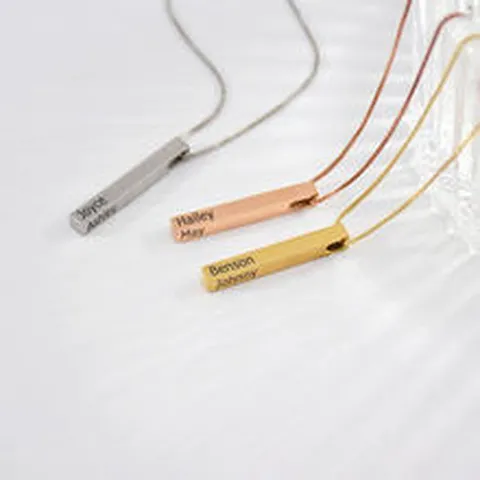 Collier Pendentif Colonne Carrée en Acier Inoxydable Minimaliste Lettre Géométrique Gravée Pendentif Barre Longue Chaîne Colliers pour Hommes Femmes Bijoux Cadeau