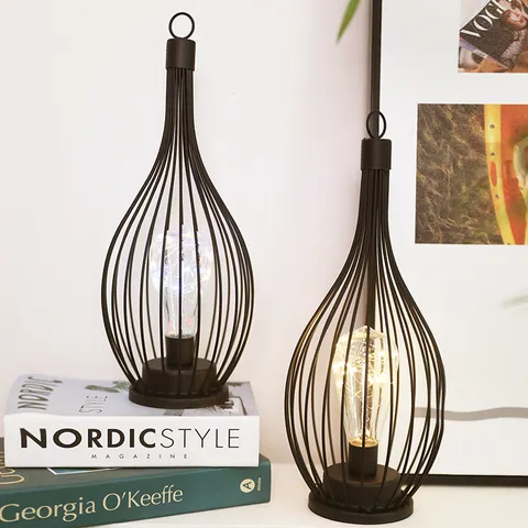 Linterna LED de Hierro Geométrica Hueca Estilo Minimalista Europeo Bombilla Retro Adorno para el Hogar Lámpara de Atmósfera Decorativa Regalo
