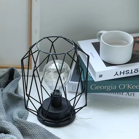 Luce Notturna LED Retrò in Maglia di Ferro Geometrica Lampada da Tavolo Decorativa a Batteria per Camera da Letto Matrimonio