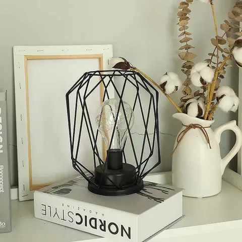 Luce Notturna LED Retrò in Maglia di Ferro Geometrica Lampada da Tavolo Decorativa a Batteria per Camera da Letto Matrimonio
