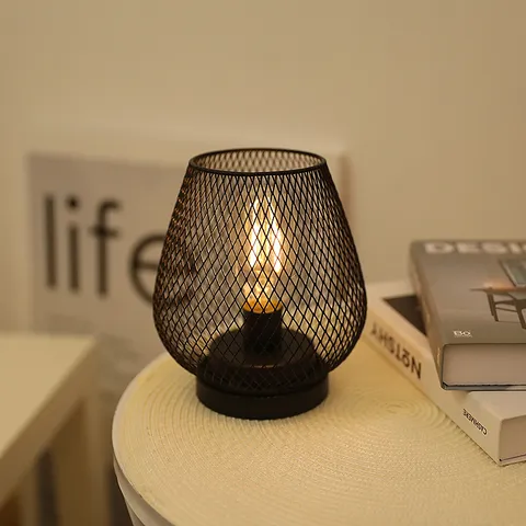 Moderne Minimalistische IJzeren Net LED Tafelamp Kerst Decoratieve Nachtlampje Geometrische Holle Nachtkastje Lamp Voor Slaapkamer