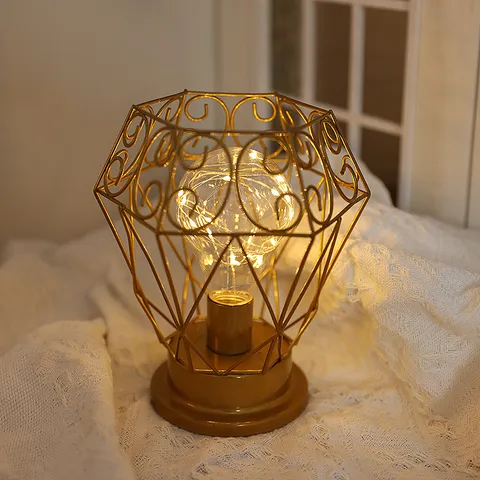 Vintage IJzeren LED Decoratieve Tafelmasker Geometrische Holle Diamantvorm Nachtlampje Batterij USB Aangedreven Warm Wit Bureauwerklamp Voor Thuis Bar Restaurant