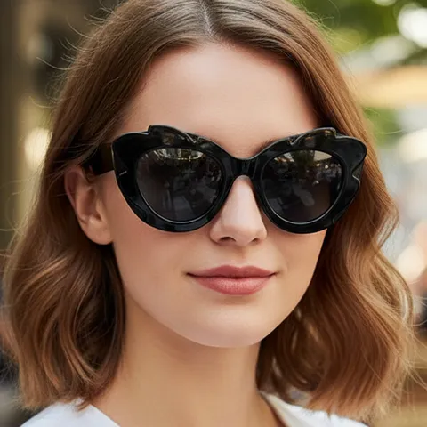 Occhiali da Sole alla Moda con Onda Irregolare per Uomo Donna Montatura in PC Lenti in AC Occhio di Gatto UV400 Outdoor Casual Festa Occhiali da Sole di Moda per Viaggio