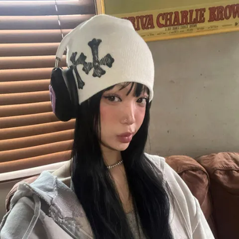 Punk-Stil Niete Strickmütze Dunkel Cool Kreuz Muster Warme Winter Totenkopfmütze Streetwear Hip Hop Strickmütze