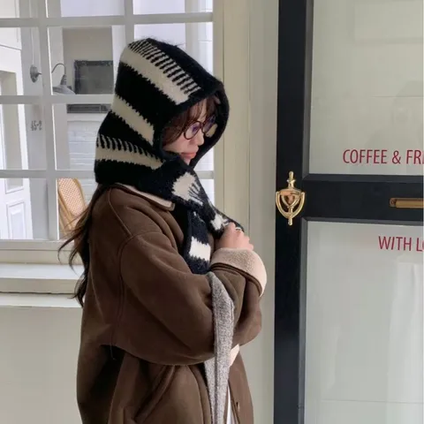 Gorro de Punto Cálido con Orejas de Conillo Lindas para Mujer Invierno Estilo Coreano Bufanda a Rayas Negra y Blanca Integrada