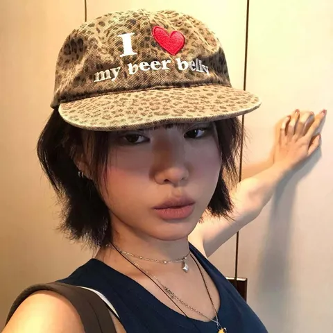 Casquette de Baseball Brodée de Slogan pour Femmes Vintage Léopard Camouflage Bord Plat Sommet Souple Streetwear Mode Chapeau de Soleil