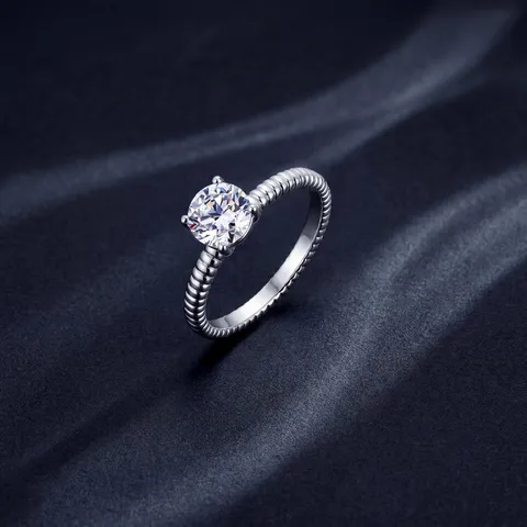Bague en Argent Sterling S925 avec Diamant de Laboratoire pour Femmes Taille Brillante Ronde Solitaire à Quatre Griffes Anneau Nervuré Bijoux