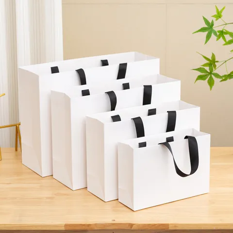 Minimalist Kraft Paper Gift Bags With Handles Simple Cardboard Shopping Bags For Clothing Packaging Party Favors Portable Card Paper Handbags