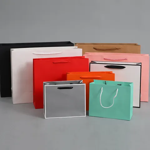 Effen Kleur Kraftpapier Cadeauzakjes Met Handvatten Multi Kleuren Papieren Draagtassen Voor Kerstmis Kledingwinkel Cadeauverpakking Feestartikelen