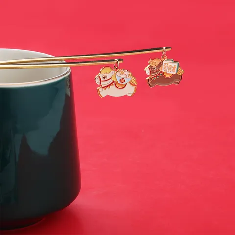 Edelstahl Neujahrs Löffel Gabel Geschenkkarton Set Cartoon Pferd Anhänger Kaffeelöffel Obstgabel Feiertag Geschirr