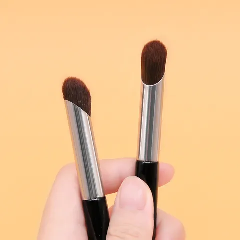Professional Angled Finger Concealer Brush With Soft Synthetic Hair And Wood Handle Precise Thumb Shaped Detail Makeup Tool For Dark Circles