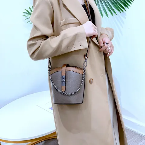Bolso Cubo de Cuero Genuino para Mujer Moda Tendencia Bloque de Color Bolso Bandolera con Cadena de Metal