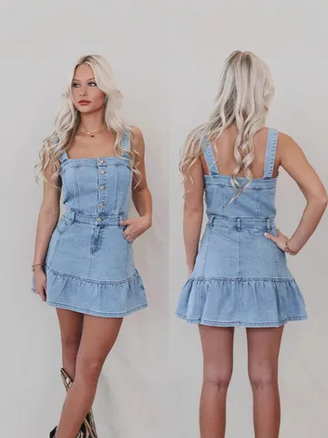 Damen Casual Denim Trägerkleid Sommer Ärmellos Eckiger Ausschnitt Rüschensaum Hellblau Baumwolle Denim Midikleid Mode Knöpfe Kleid